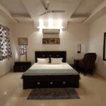 Leela Home stay Jabalpur room